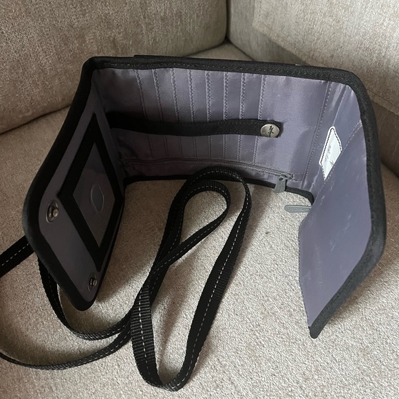 Thirty-One Tri-Fold Wrislet - Picture 2 of 6